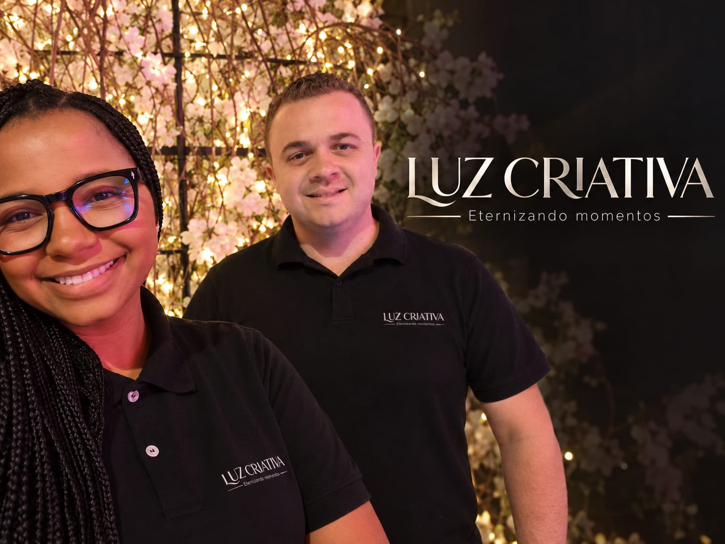 Equipe Luz Criativa em um evento, com o logo Luz Criativa — Eternizando momentos